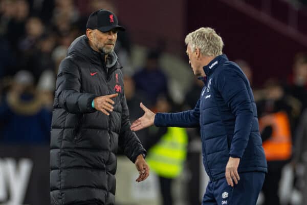 LONDON, ENGLAND - Wednesday April 26, 2023: Liverpool manager Jurgen Klopp (left) shakes hands with West Ham United manager David Moyes after the FA Premier League game between West Ham United. and Liverpool at the London Stadium. (Photo by David Rawcliffe/Propaganda)